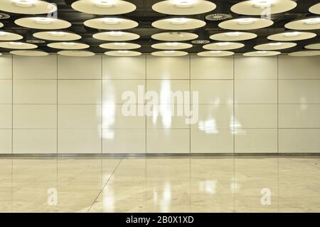 Reflexionslampen im Inneren des Flughafens Barajas, Terminal 4, Madrid, Spanien, Stockfoto