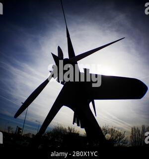 Denkmal, das den Piloten des ehemaligen Bron Luftstützpunktes, Holga Digitalbild, Bron, Frankreich, huldigt Stockfoto