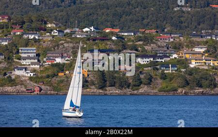 Bergen, NORWEGEN - Segelboot auf dem Byfjord-Fjord, nördlich von Bergen. Stockfoto