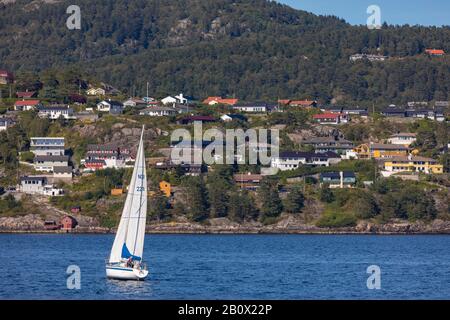 Bergen, NORWEGEN - Segelboot auf dem Byfjord-Fjord, nördlich von Bergen. Stockfoto