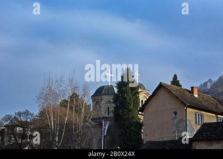 Orthodoxe Kirche in Serbien mit zwei Kreuzungen und zwei Kuppeln, die in der Nachmittagssonne beleuchtet sind. Stockfoto