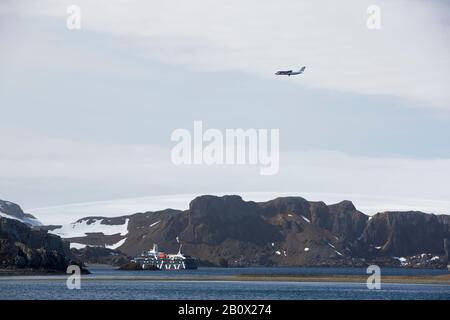 Ein Flugzeug, das Touristen in die Antarktis bringt, die auf der Frei-Station auf King George Island auf den Süd-Shetland-Inseln in der Antarktis landet. Stockfoto