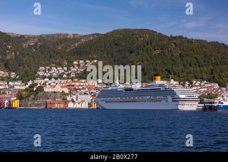 Bergen, NORWEGEN - Kreuzfahrtschiff Costa Favolosa, angedockt im Hafen von Vågen. Stockfoto