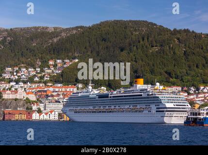 Bergen, NORWEGEN - Kreuzfahrtschiff Costa Favolosa, angedockt im Hafen von Vågen. Stockfoto