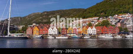 Bergen, NORWEGEN - Bryggen Wharf, Hanseatische Bauten an der Anlegestelle im Hafen von Vågen. Ein Weltkulturerbe. Stockfoto