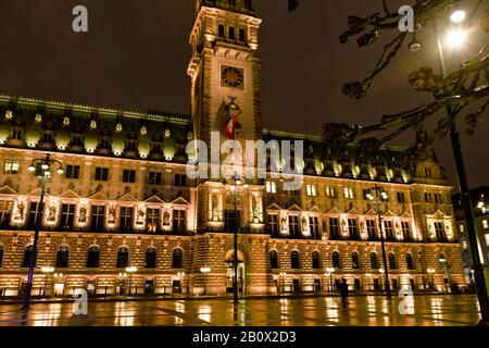 Hamburg, Deutschland: Das Rathaus von Hamburg in Deutschland beleuchtet nachts Stockfoto