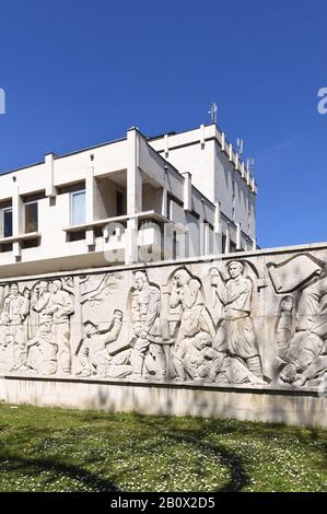 Gebäude im kommunistischen Stil mit Wandrelieffung, Plowdiv, Bulgarien, Balkan, Südost-Europa, Stockfoto