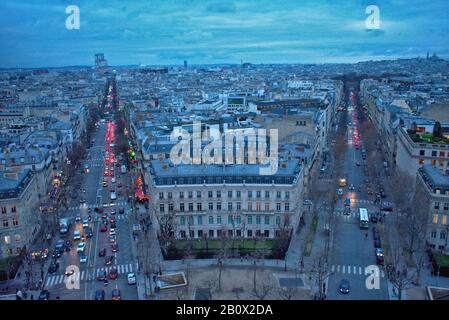 Ariel Blick auf Paris vom Arc de Triomph, während die Sonne untergeht Stockfoto