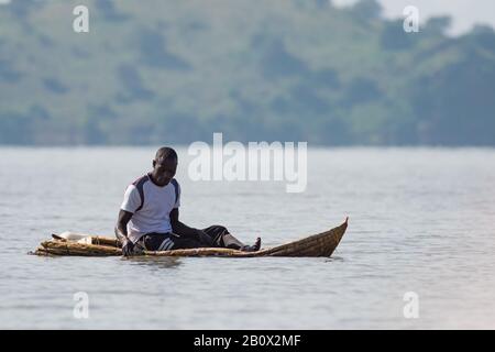 Ein lokaler Chamus- oder Njemps-Kenianer im traditionellen Schilffischerboot auf dem Baringo-See, Kenia Stockfoto