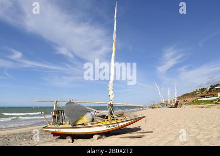 Segelboot am Strand von Canoa Quebrada, Ceará, Brasilien, Südamerika, Stockfoto