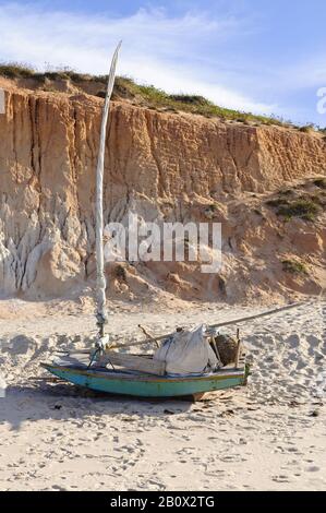 Segelboot am Strand von Canoa Quebrada, Ceará, Brasilien, Südamerika, Stockfoto