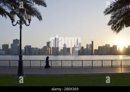 Menschen auf der Goldenen Meile, Corniche Street, Skyline, Architektur, Emirat von Sharjah, Vereinigte Arabische Emirate, Arabische Halbinsel, Naher Osten, Stockfoto