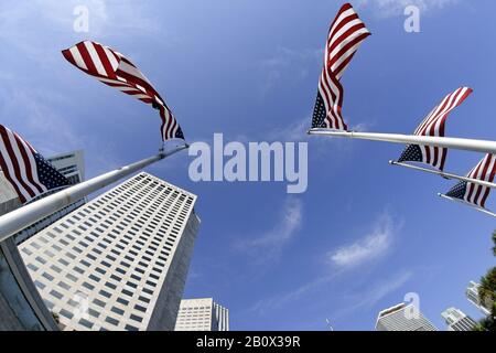 Amerikanische Flaggen vor dem Himmel, InterContinental Hotel, Chopin Plaza, Bayfront Park, Downtown, Miami, Florida, USA, Stockfoto