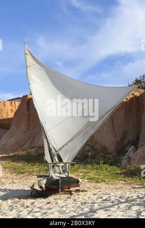 Segelboot am Strand von Canoa Quebrada, Ceará, Brasilien, Südamerika, Stockfoto