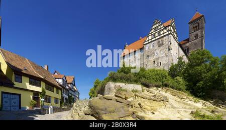 Häuser auf dem Schlossberg mit Schloss, Quedlinburg, Sachsen-Anhalt, Deutschland, Stockfoto