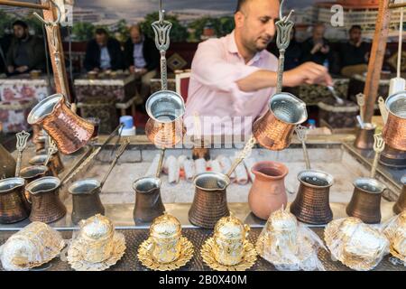 Traditionelle türkische Küche mit heißem Sand in Cezve. Stockfoto