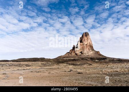 Landschaftlich reizvolle Monument Valley Arizona Landschaft in der Wüste mit Felsformationen und blauem Himmel Stockfoto