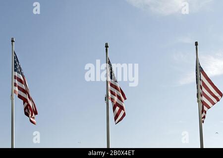 Amerikanische Flaggen vor dem Himmel, Chopin Plaza, Bayfront Park, Downtown, Miami, Florida, USA Stockfoto