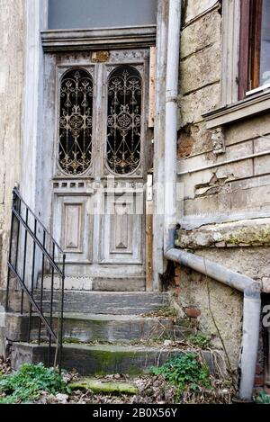 Alte verfallene Haustür eines Hauses, Stockfoto