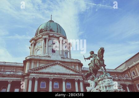 Budapest, Ungarn - 6. November 2019: Schloss Buda mit dem Reiterstandbild von Savoyai Eugens im Innenhof. Historische Burg und Palastanlage der ungarischen Könige. Horizontales Foto mit Filter. Stockfoto