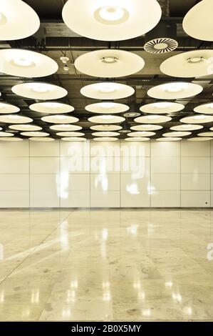 Reflexionslampen im Inneren des Flughafens Barajas, Terminal 4, Madrid, Spanien, Stockfoto