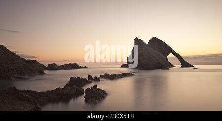 Bow Fiddle Rock bei Sonnenaufgang, Schottland, Großbritannien, Stockfoto