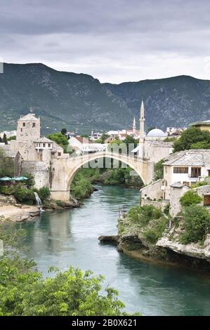 Alte Brücke über den Fluss Neretva, Mostar, Bosnien-Herzegowina, Stockfoto