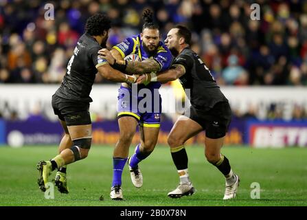 Der Ben Murdock-Masila von Warrington Wolves wird während des Betfred Super League-Spiels im Halliwell Jones Stadium, Warrington, von Ricky Leutele (links) und Bodene Thompson (rechts) in Angriff genommen. Stockfoto