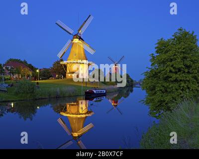 Zwei Windmühlen am Siel in Greetsiel, Frisia, Niedersachsen, Deutschland Stockfoto