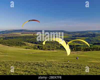 Gleitschirm an der Wasserkuppe, hohe Rhön, Landkreis Fulda, Hessen, Deutschland, Stockfoto