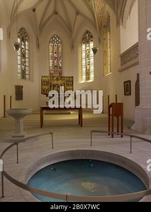 Innenraum mit Taufstein, St. Peter-Pauli-Kirche in Lutherstadt Eisleben, Sachsen-Anhalt, Deutschland, Stockfoto