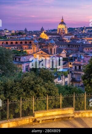 Wunderschönes Panorama am Abend von der Pincio-Terrasse in Rom, Italien. Stockfoto