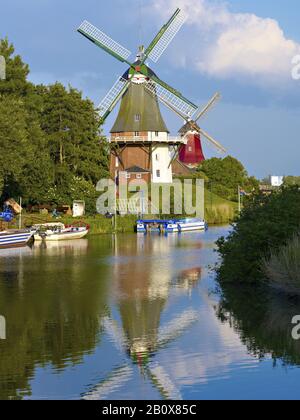 Zwei Windmühlen am Siel in Greetsiel, Frisia, Niedersachsen, Deutschland Stockfoto