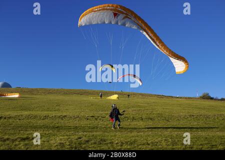 Gleitschirm an der Wasserkuppe, hohe Rhön, Landkreis Fulda, Hessen, Deutschland, Stockfoto