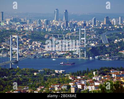 Blick von der Camlica Kumpir über die Bosporus-Brücke mit dem Stadtteil Ortaköy, Istanbul, Türkei, Stockfoto