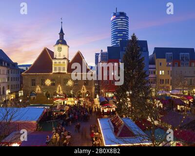 Weihnachtsmarkt mit Rathaus in Jena, Thüringen, Deutschland, Stockfoto