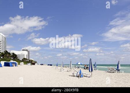 Strandabschnitt an der "44 ST", Sonnenschirm und liegen, Atlantik, Miami South Beach, Florida, USA, Stockfoto