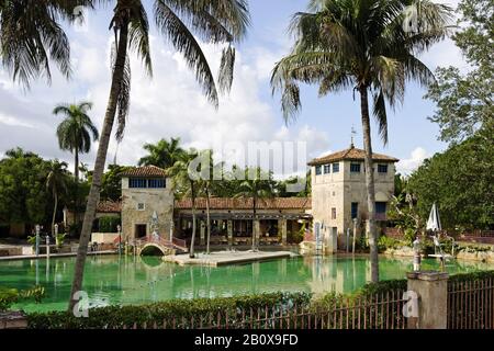 Venetian Pool, venetianisches Schwimmbad im alten Korallenbruch in Posh Coral Gables, Miami, Florida, USA, Stockfoto