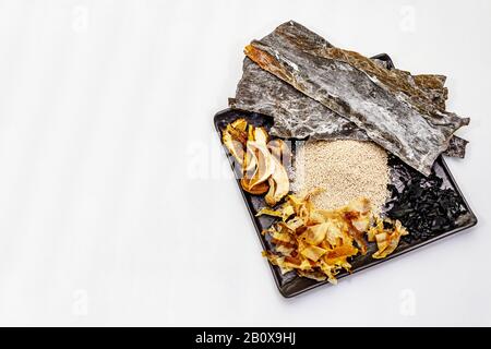 Satz traditioneller japanischer Zutat zum Garen basischer Dashi Brühe. Algen Kombu und Wakame, Katsuobushi und Trockenpilze. Isoliert auf weißem Backgrot Stockfoto