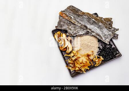 Satz traditioneller japanischer Zutat zum Garen basischer Dashi Brühe. Algen Kombu und Wakame, Katsuobushi und Trockenpilze. Isoliert auf weißem Backgrot Stockfoto