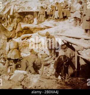 Japanische Soldaten, die von der Verteidigung russischer Truppen im Boer-Krieg, Port Arthur, Südafrika, 1905, begraben werden Stockfoto