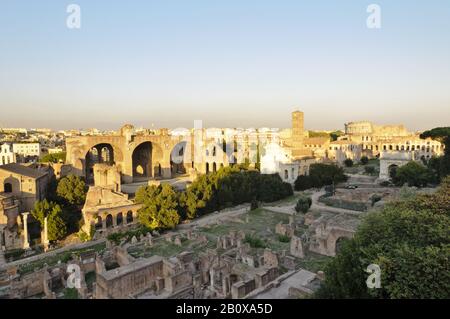 Blick über das Forum Romanum zum Kolosseum, Forum Romanum, Rom, Italien, Südeuropa, Europa, Stockfoto