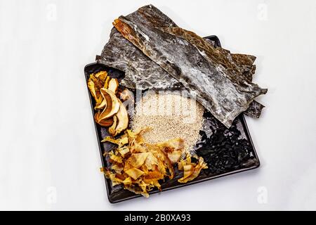 Satz traditioneller japanischer Zutat zum Garen basischer Dashi Brühe. Algen Kombu und Wakame, Katsuobushi und Trockenpilze. Isoliert auf weißem Backgrot Stockfoto