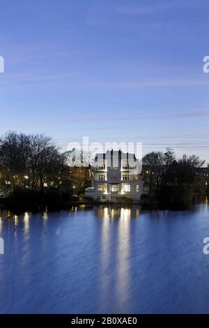 Villa in der Dämmerung, Krugkoppel, Außenalster, Hamburg, Deutschland, Stockfoto