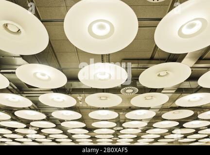 Lampen im Flughafen Barajas, Terminal 4, Madrid, Spanien, Stockfoto