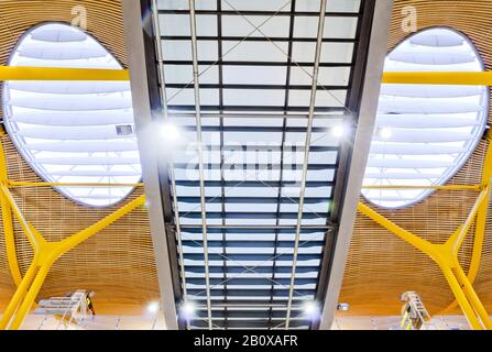 Innenaufnahme des Flughafens Barajas, Terminal 4, Dach mit Fenstern und Lampen, Madrid, Spanien, Stockfoto