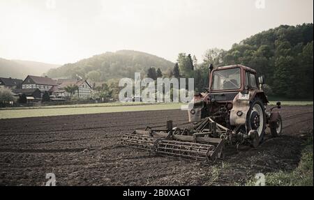 Traktor, der auf dem Feld arbeitet, Stockfoto