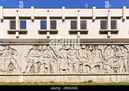 Gebäude im kommunistischen Stil mit Wandrelieffung, Plowdiv, Bulgarien, Balkan, Südost-Europa, Stockfoto