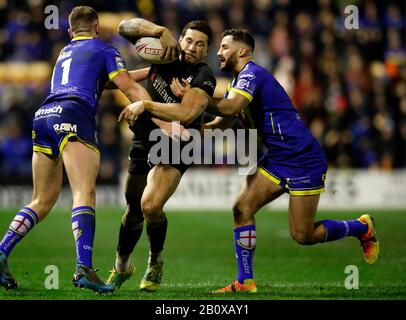 Sonny Bill Williams von Toronto Wolfpack wird während des Spiels der Betfred Super League im Halliwell Jones Stadium, Warrington, von den Ben Currie (links) und Toby King (rechts) von Warrington Wolves in Angriff genommen. Stockfoto