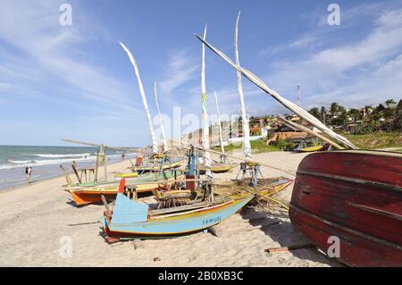 Segelboote am Strand von Canoa Quebrada, Ceará, Brasilien, Südamerika, Stockfoto